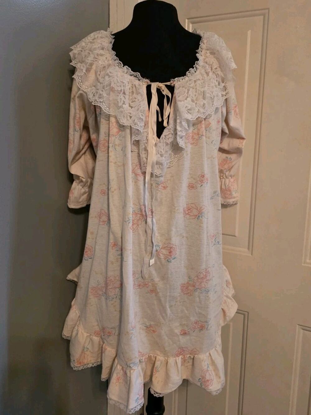 Vtg Bueche Women's White Floral Lace Ruffle Night Gown USA Made Coquette L READ